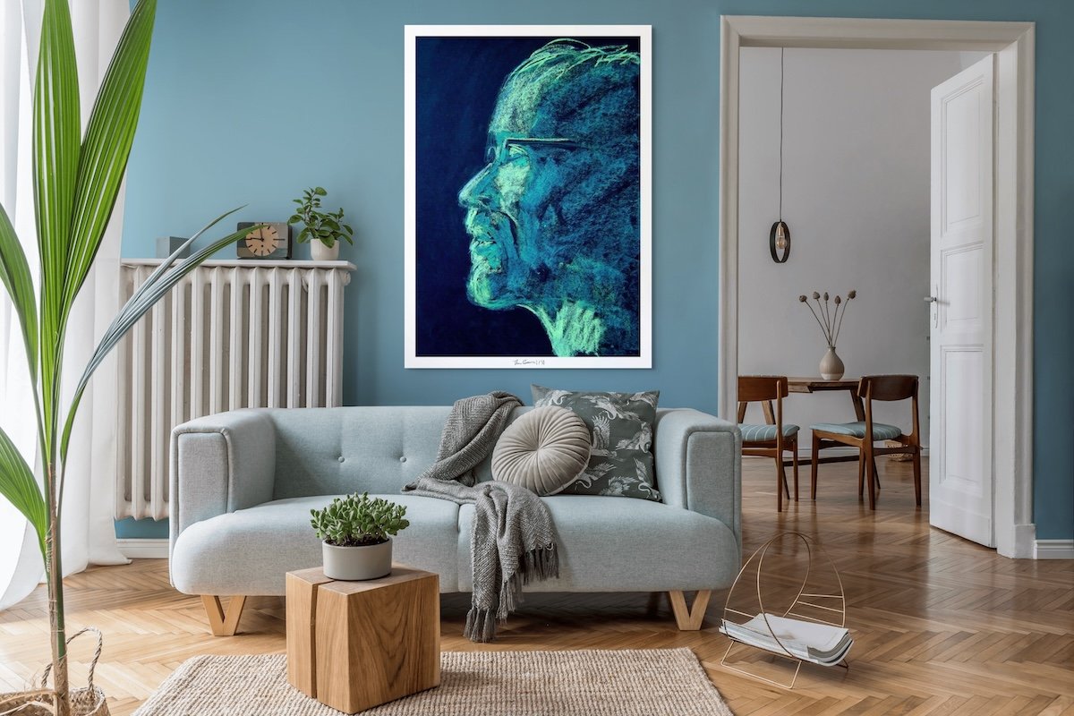 Whispers of the Forest, stampa artistica di un ritratto astratto blu e verde, esposta in un interno contemporaneo con pareti azzurre e divano di design scandinavo