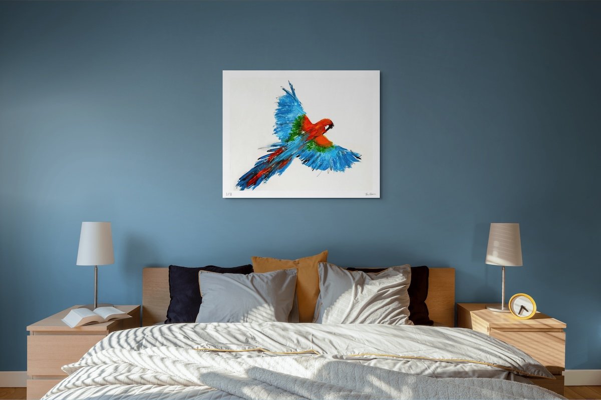 Sky Dancer –Stampa Fine Art in edizione limitata di grande formato, esposta sopra un raffinato letto contemporaneo.