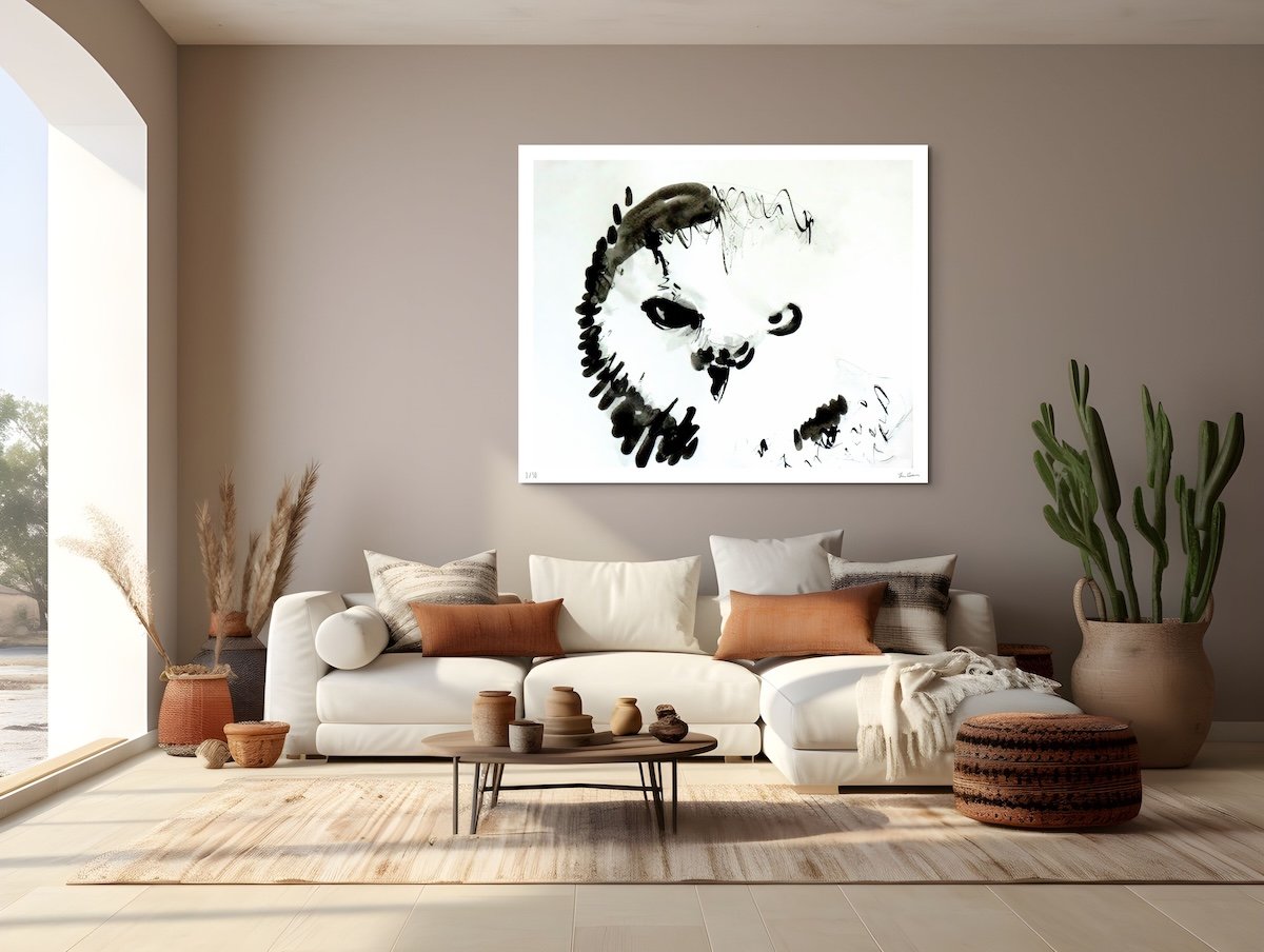 Whispers of the Night – Stampa Fine Art in edizione limitata esclusiva, esposta in un raffinato interno di lusso.